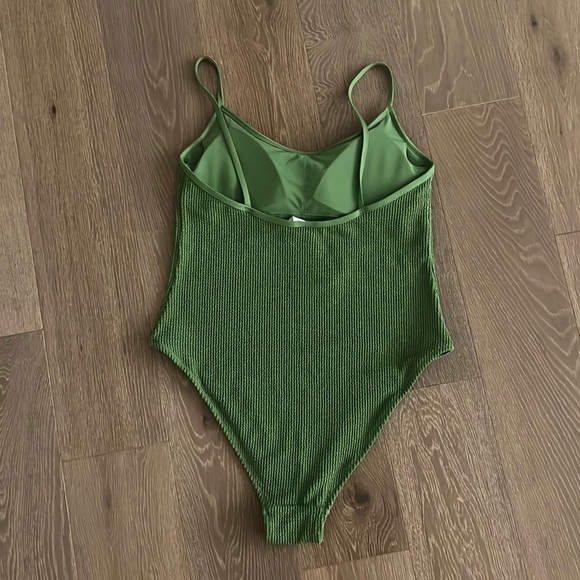 H&M green paced cup, high leg one piece swimsuit.Size:L. NWT. - Picture 2 of 4